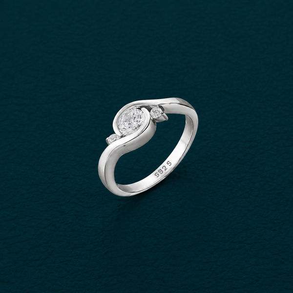 Oval Solitaire Twist Ring in 925 Sterling Silver